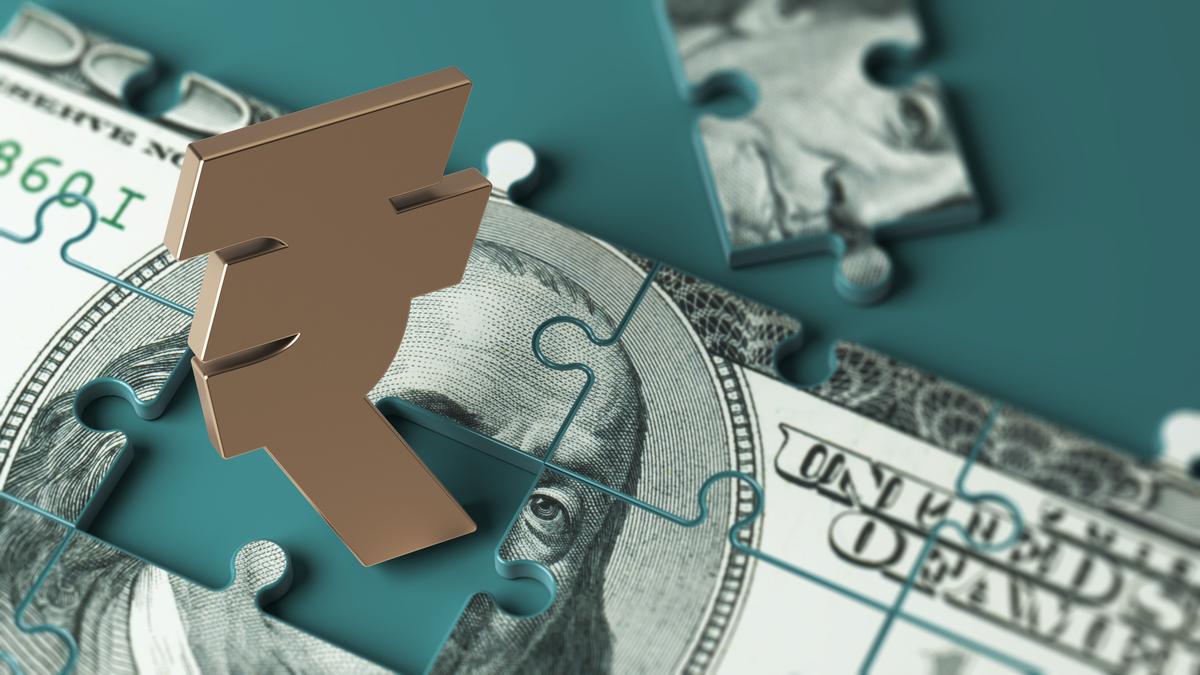 انخفضت الروبية بمقدار بيزا واحدة لتستقر عند 90.96 مقابل الدولار الأمريكي