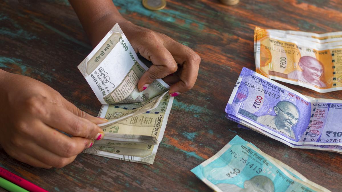 La rupia cae 27 paise a 90,95 frente al dólar estadounidense en las primeras operaciones