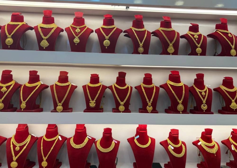 El precio del oro se mantiene estable, la plata gana 130 rupias por tola