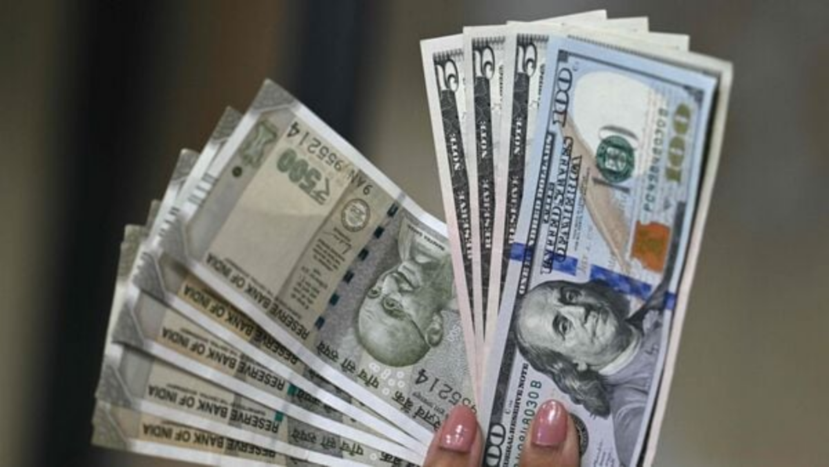 الروبية مقابل الدولار الأمريكي أبريل 2026: يفتح سعر الروبية الهندية عند 92.57 وسط تقلبات النفط