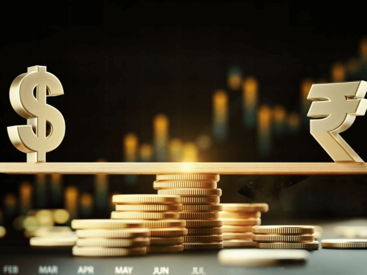الروبية تصل إلى أدنى مستوياتها خلال أسبوعين في عام 2026: تنخفض بمقدار 52 بيسة مع تجاوز النفط الخام مستوى 100 دولار