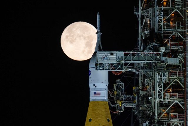 NASA delays astronauts' lunar trip until March after hydrogen leaks mar fueling test