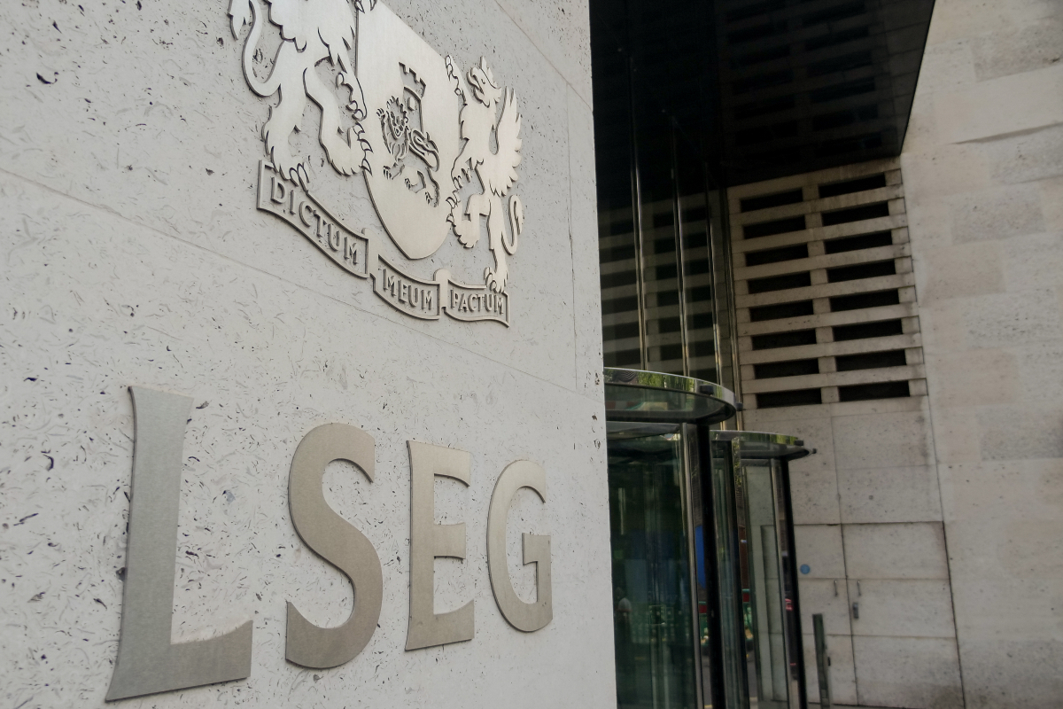 FTSE 100 Live: Las acciones y la libra se mantienen estables tras un repunte récord