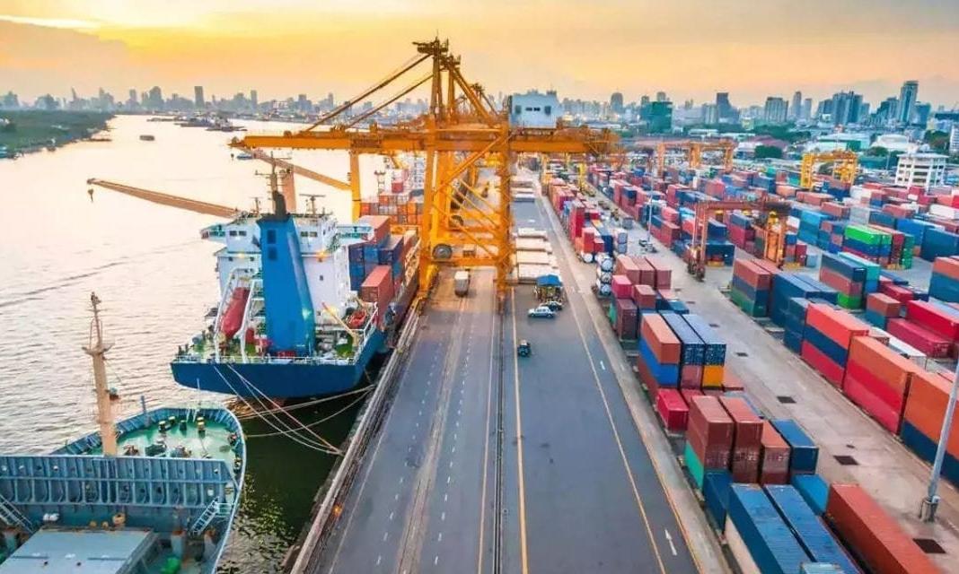 العجز التجاري في السلع يتسع على أساس سنوي ويتقلص على التوالي في فبراير