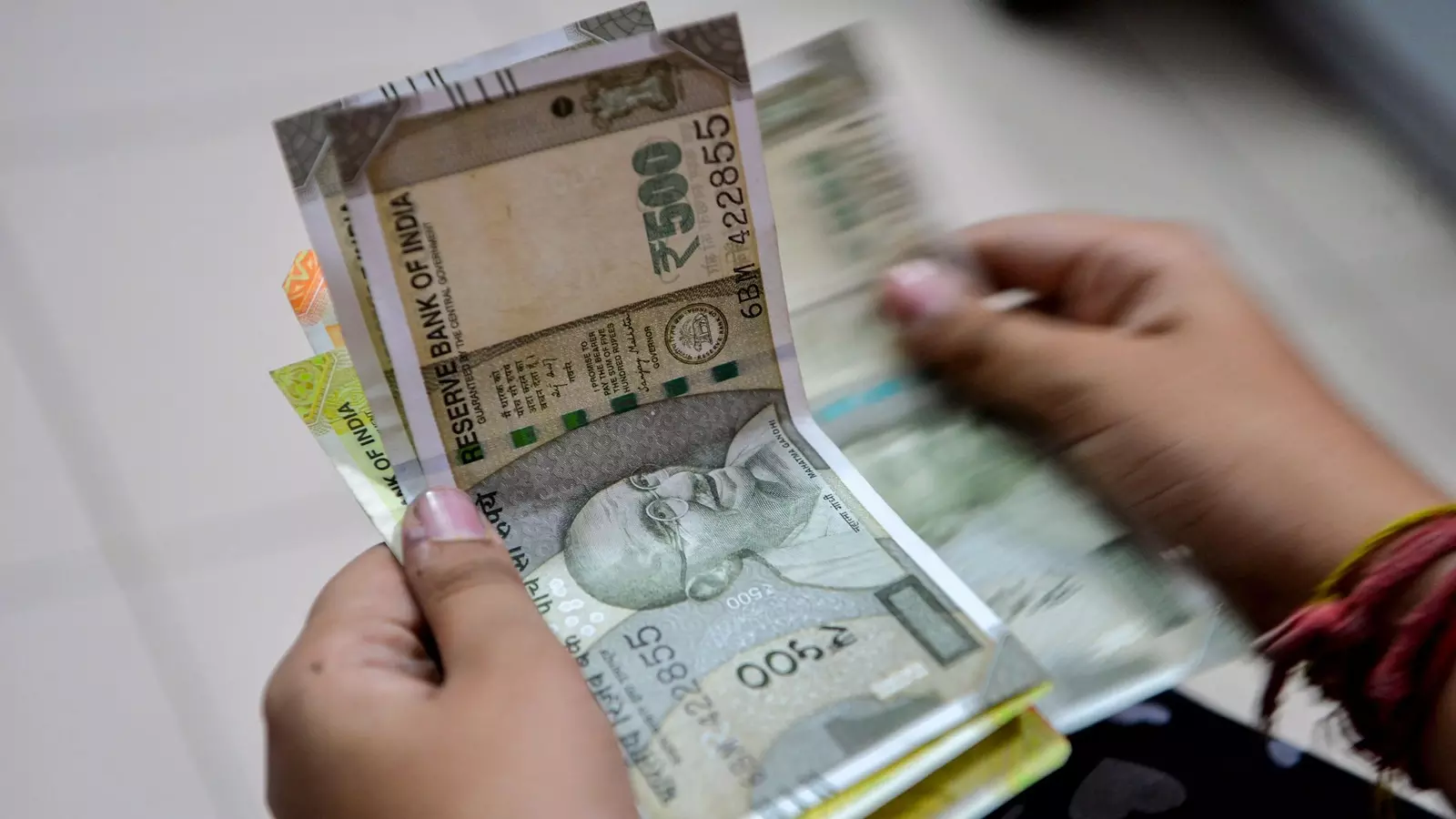 الروبية تنخفض بمقدار 69 بيسة مع ارتفاع أسعار النفط وقوة الدولار