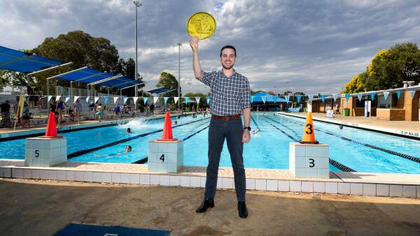 يعد Clausen بالحفاظ على دخول حمام السباحة بقيمة 2 دولار وسط الضغط لفتح Mayfield على مدار العام