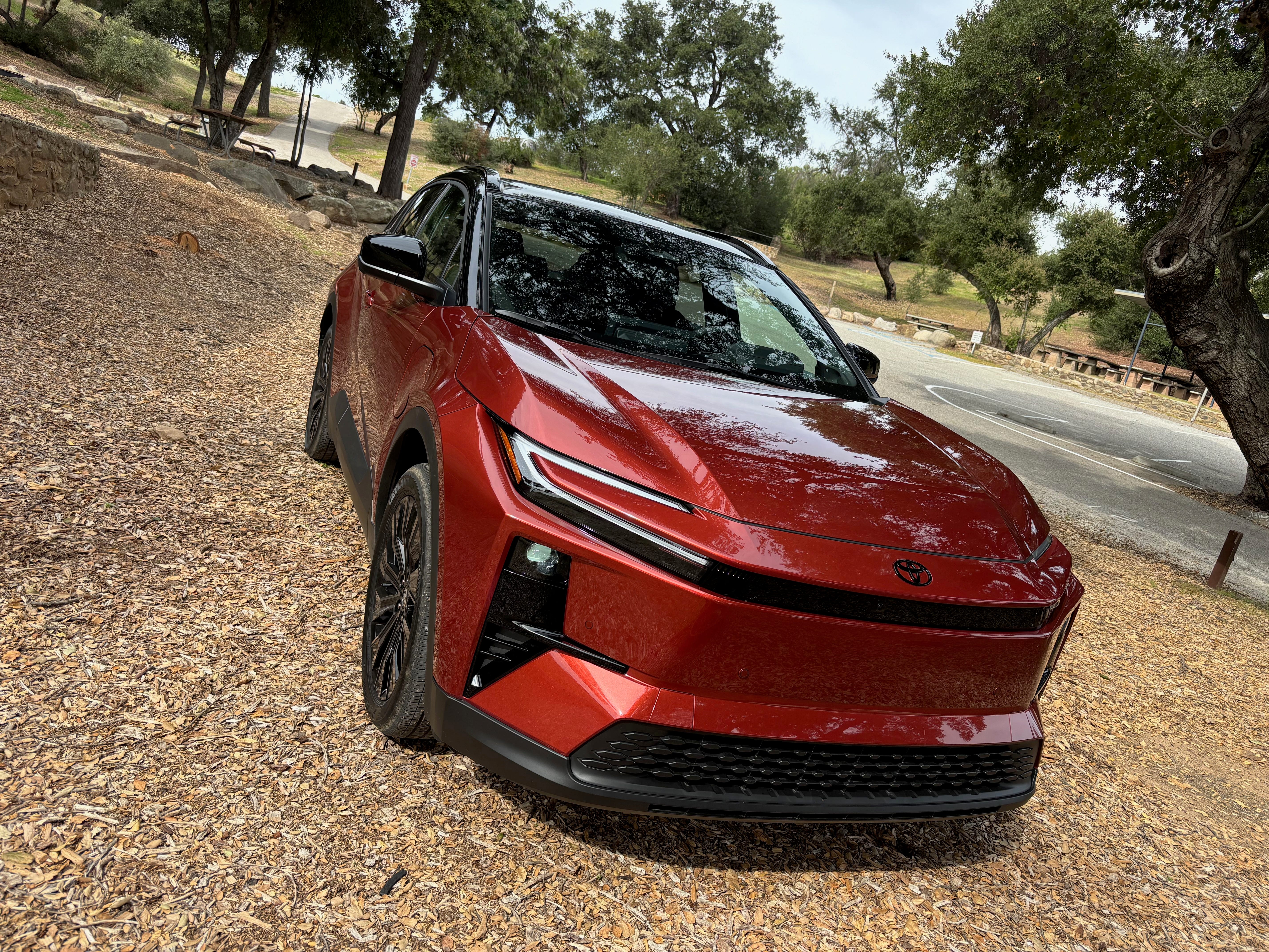 تضيف تويوتا C-HR EV موديل 2026 المساحة والقوة والحواف إلى منطقة "الفتحة الساخنة".