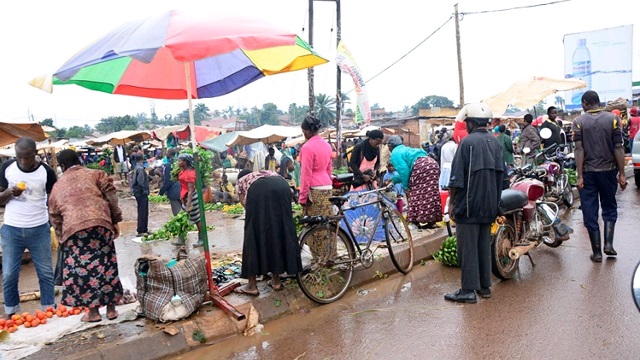 البيع في الشوارع في كمبالا: الموازنة بين سبل العيش والقانون ونظام المدينة