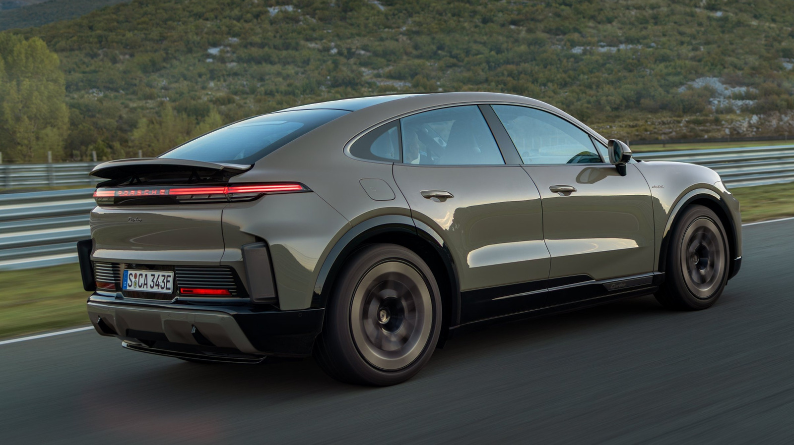 El Porsche Cayenne Coupe Electric 2026 ya está aquí porque el 40% de los compradores de Cayenne optan por el cupé