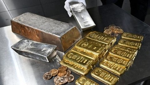 Global Gold Prices Decline as U.S. Dollar Strengthens