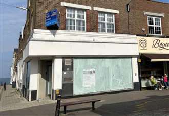 الكشف عن خطط لتحويل فرع بنك سابق في مركز المدينة.