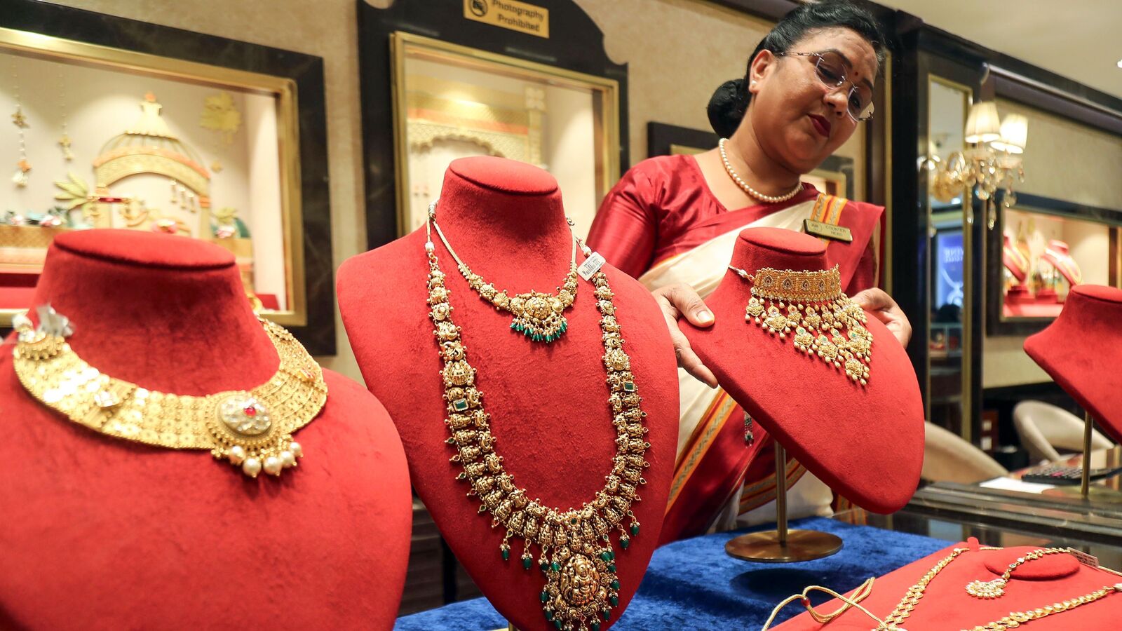 Gold rate drops on MCX due to profit booking; weak dollar, global uncertainties limit losses