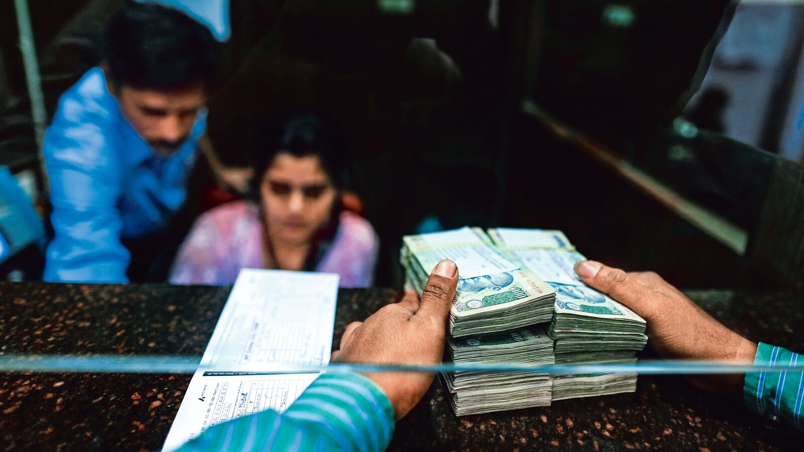 افتتحت الروبية بانخفاض 8 بيسة عند 93.95 مقابل الدولار الأمريكي، وتحوم حول مستوى قياسي منخفض