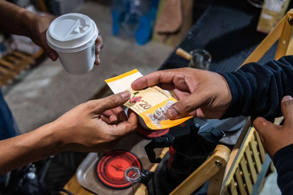 الرينغيت يرتفع هامشياً مقابل الدولار الأمريكي في ظل تباين إشارات الاحتياطي الفيدرالي التي توجه أسواق العملات.