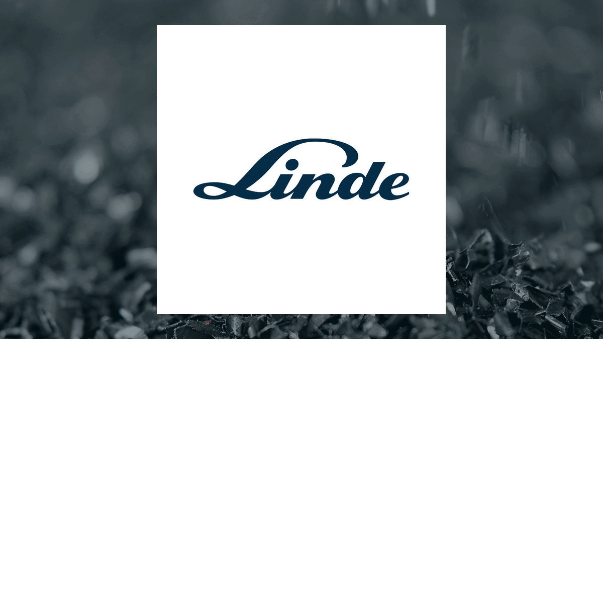 Linde (ETR:LIN) Stock Passes Above Two Hundred Day Moving Average – Time to Sell?
