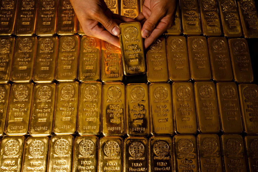 Gold trims weekly loss as US jobs data raises Fed rate cut bets