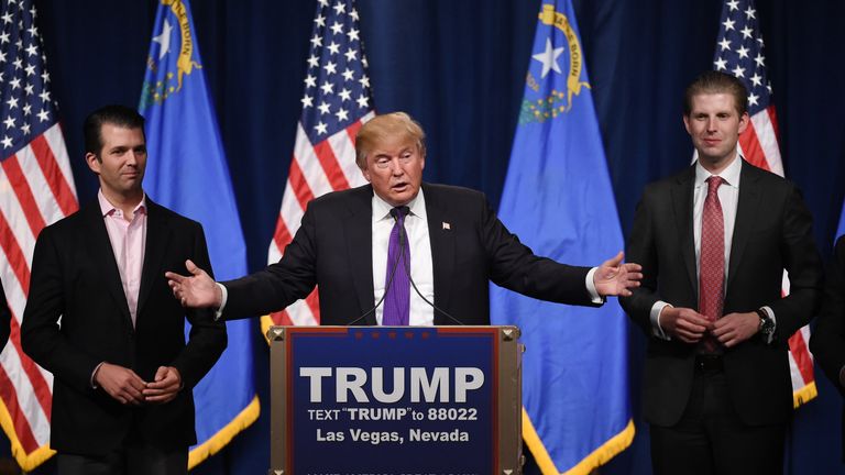 منظمة وورلد ليبرتي فاينانشيال تشير إلى "هجوم منسق" - لكن هل هناك قضايا أعمق؟