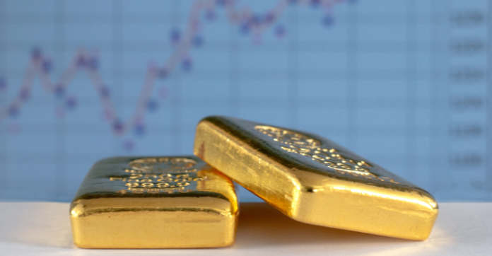 El oro retrocede más del uno por ciento hasta los 4.970 dólares tras un fuerte repunte