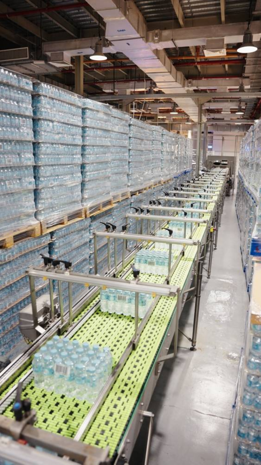 تجري وزارة التجارة والصناعة عمليات تفتيش ميدانية للتأكد من استمرار مصانع الأغذية والمياه في العمل بكامل طاقتها