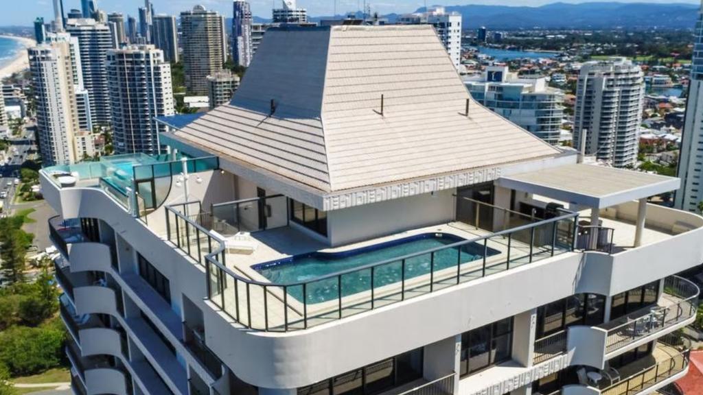 Sydney pub baron family at war