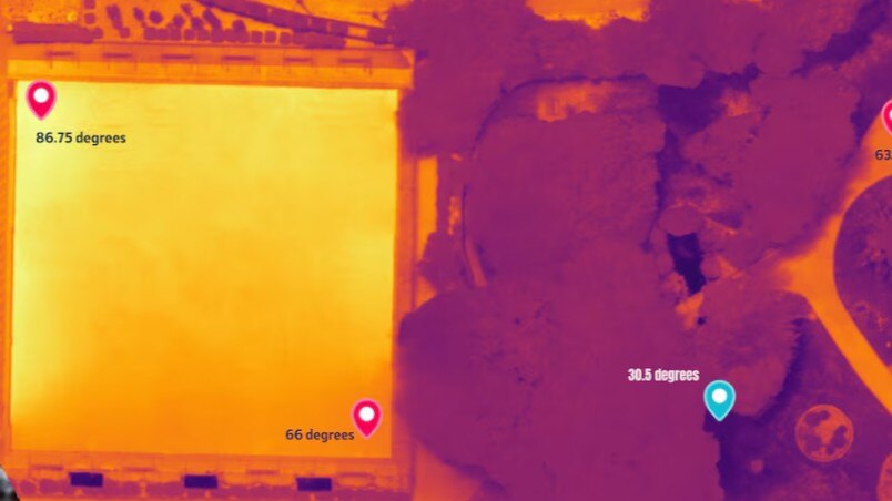 العشب الاصطناعي يصل إلى 90 درجة مئوية في التصوير الحراري الجديد، مما أثار مخاوف المجلس من اتخاذ إجراءات صارمة