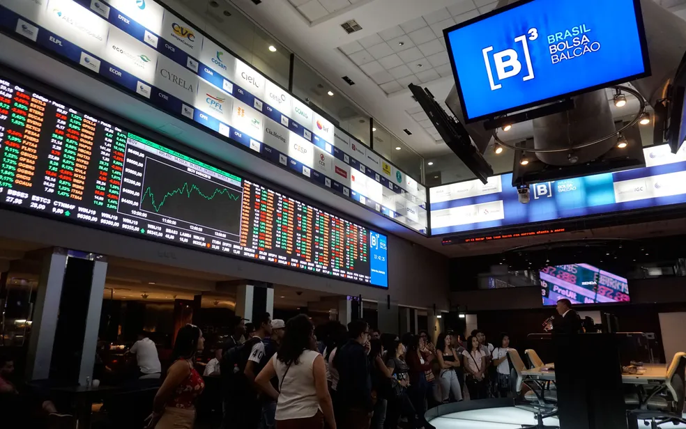 Ibovespa Grinds to 190K — Dollar Rejects R$5, Copom Monday