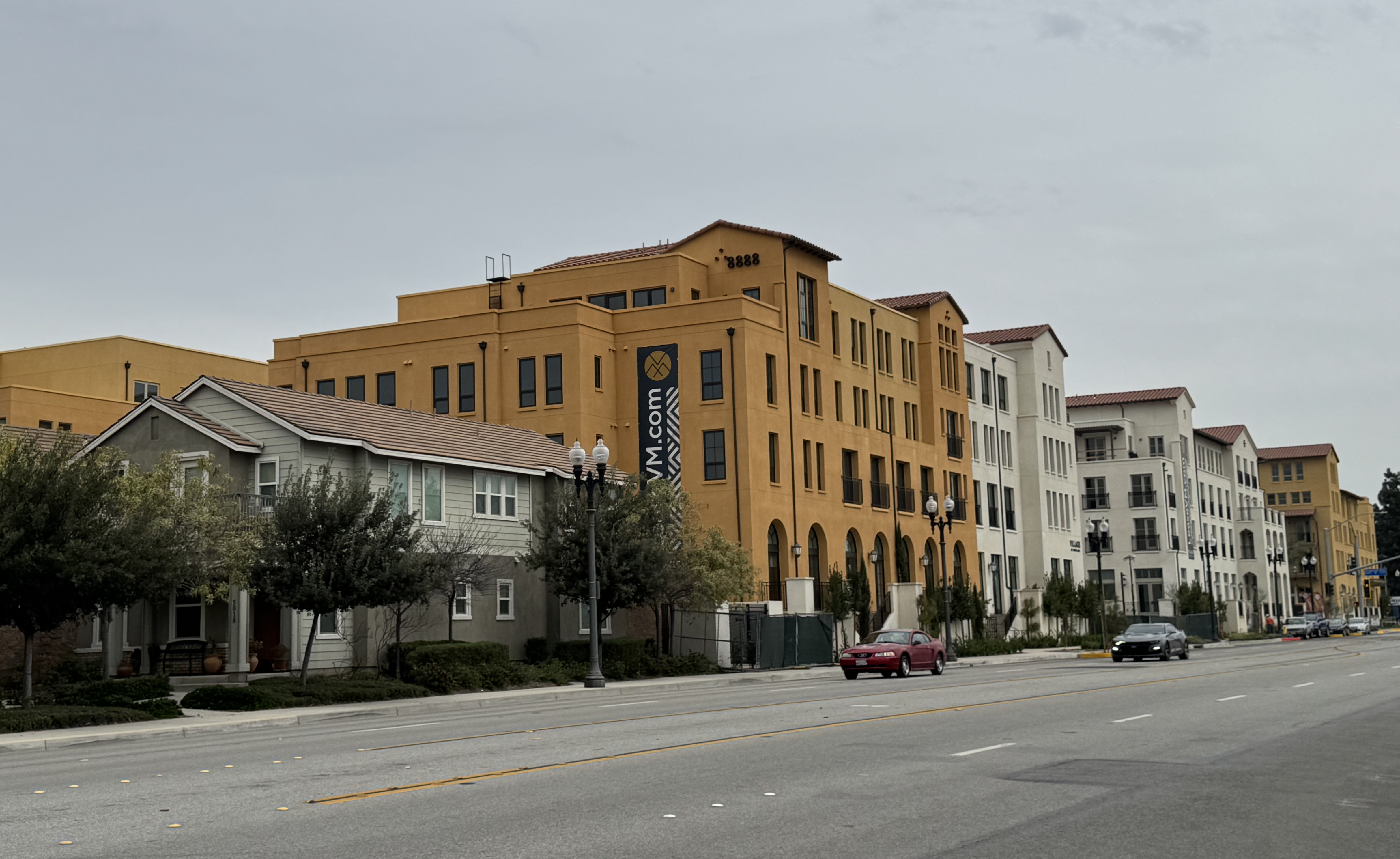 Tiny Montclair adopta viviendas de densidad urbana cerca del transporte público y del centro comercial