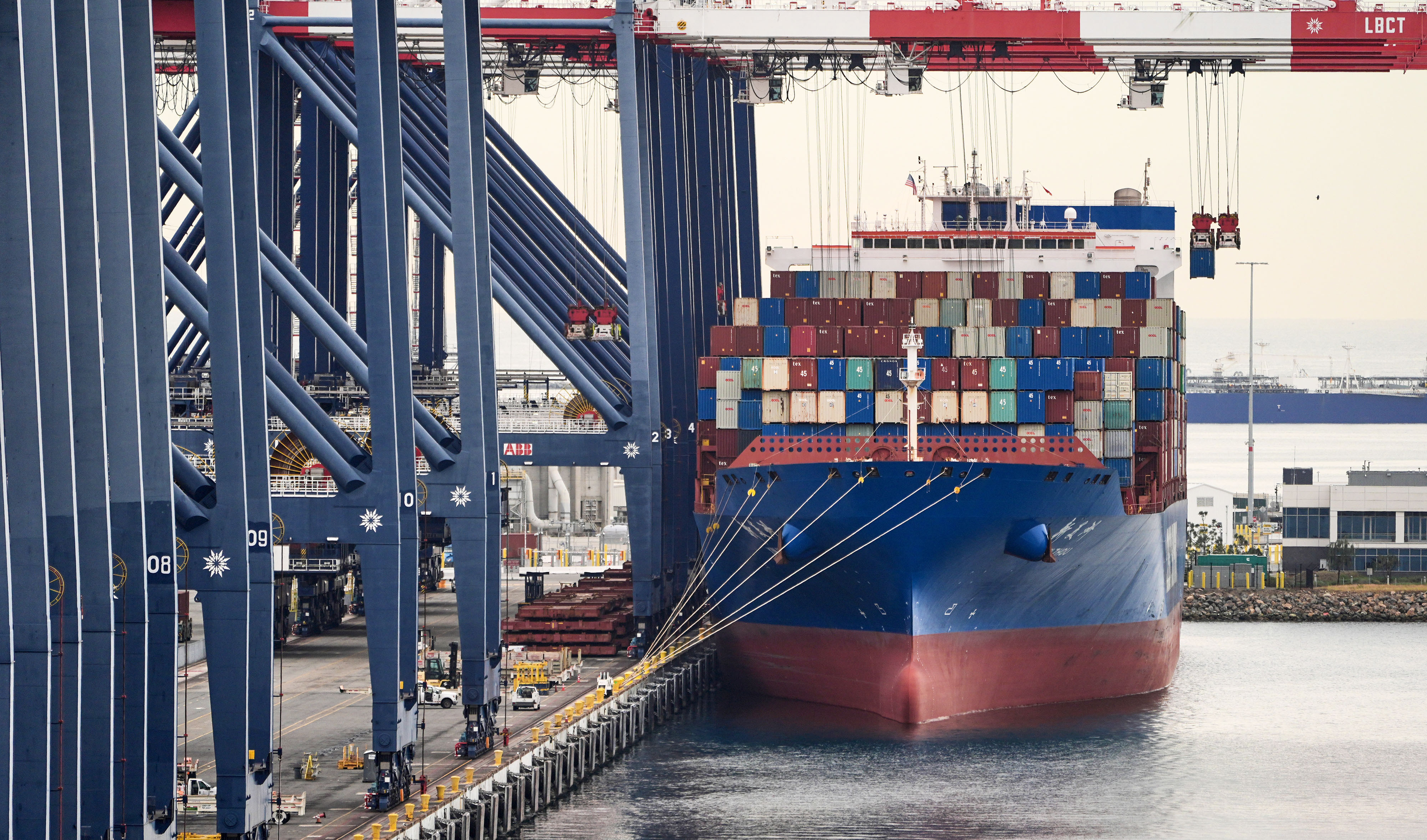 El fallo arancelario de la Corte Suprema genera reacciones rápidas mientras persiste la incertidumbre para los puertos de Los Ángeles y Long Beach