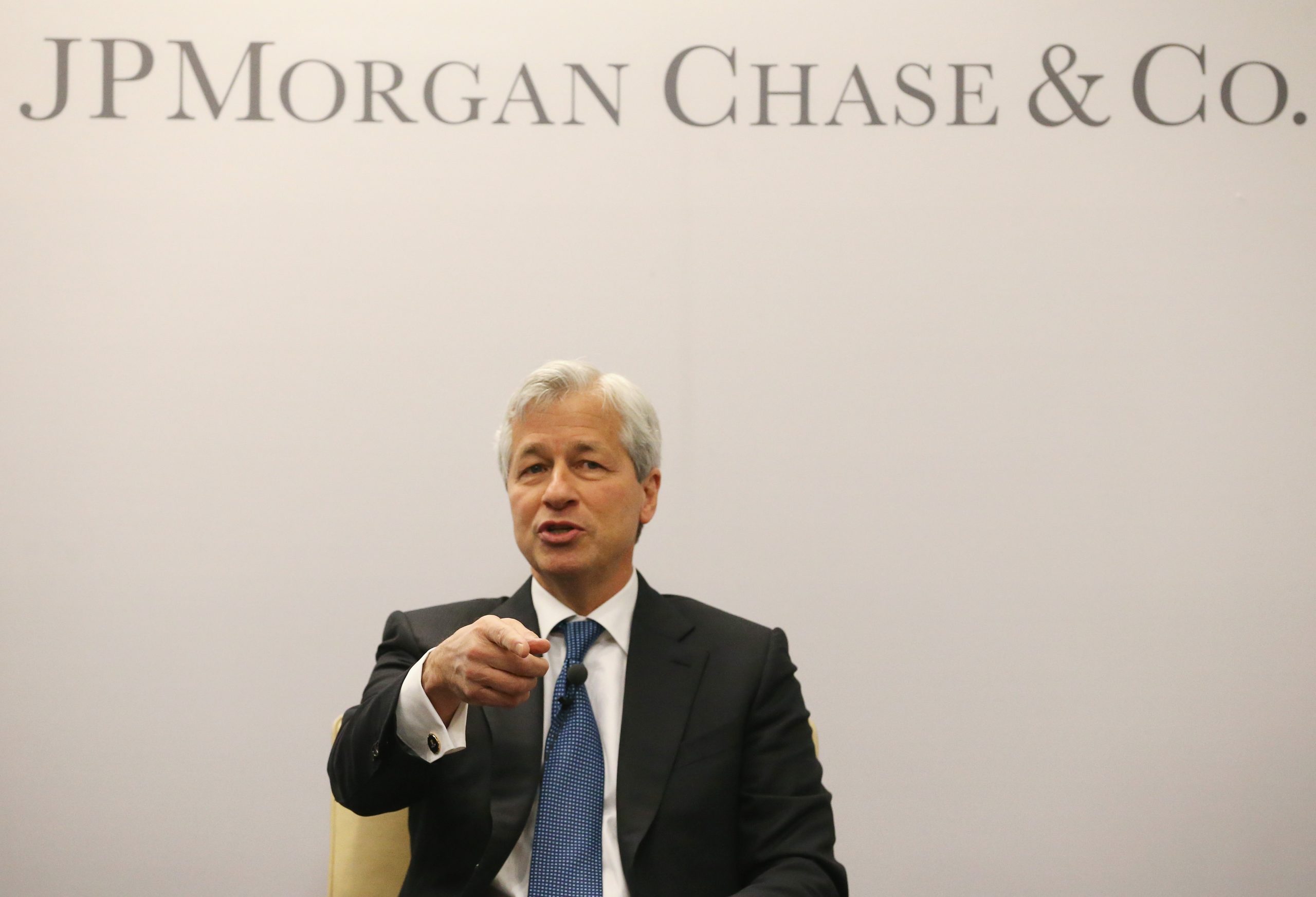 JPMorgan CEO Warns Trump’s Credit Card Rate Cap Could Trigger a Broad Credit Shock Across the U.S. Economy