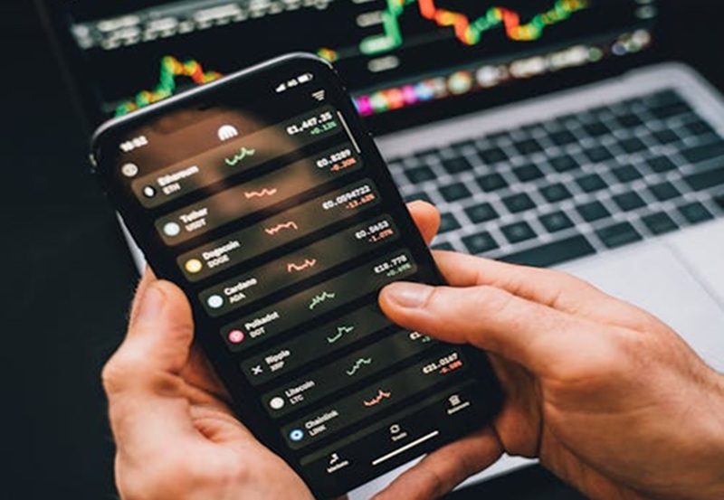 Crypto Markets Slide Below $63,000 as Tariff Fears And AI Disruption Shake Investor Confidence