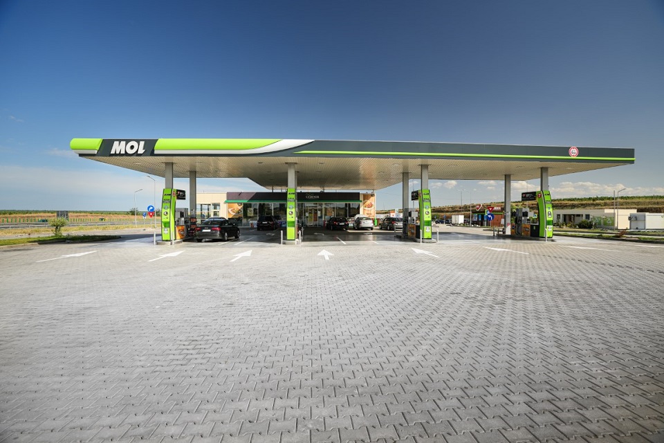 أعلنت مجموعة MOL عن أرباح قبل الضرائب بقيمة 1.3 مليار دولار أمريكي، بانخفاض 11 بالمائة في عام 2025