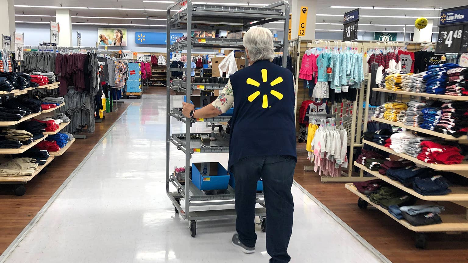 Las sudaderas con cuello redondo más vendidas de Walmart cuestan solo $ 5 y vienen en 8 colores