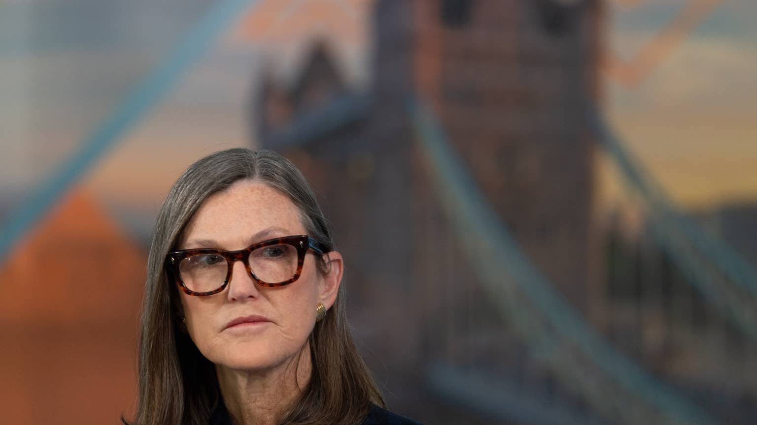Cathie Wood compra 2 millones de dólares en acciones de IA en caída