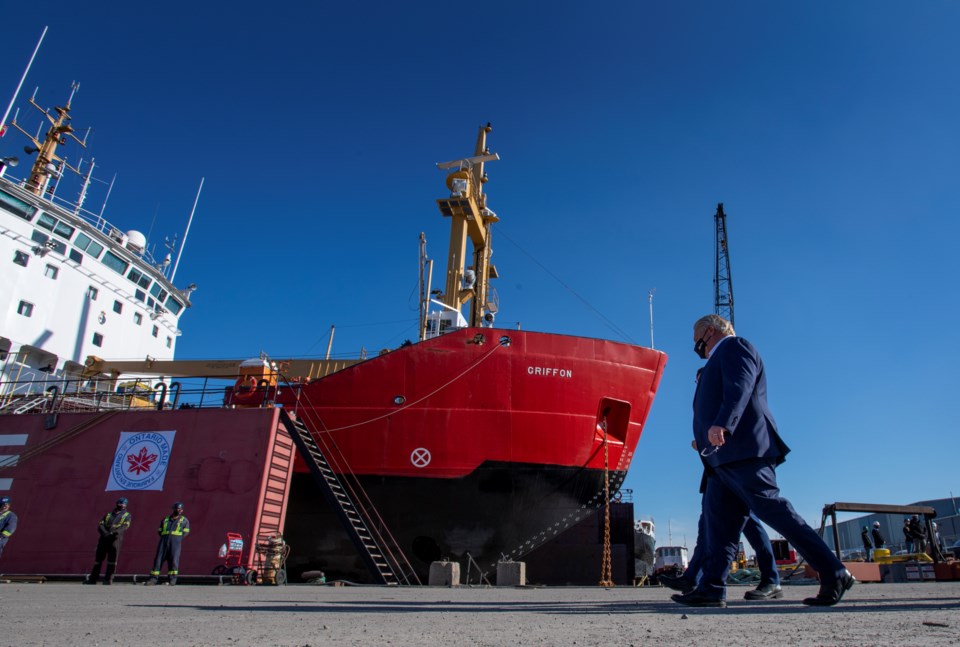 حث رئيس الوزراء فورد الفيدراليين على منح عقد كبير لبناء السفن للشركة التي يمارسها مدير حملته وجماعات الضغط من أجلها