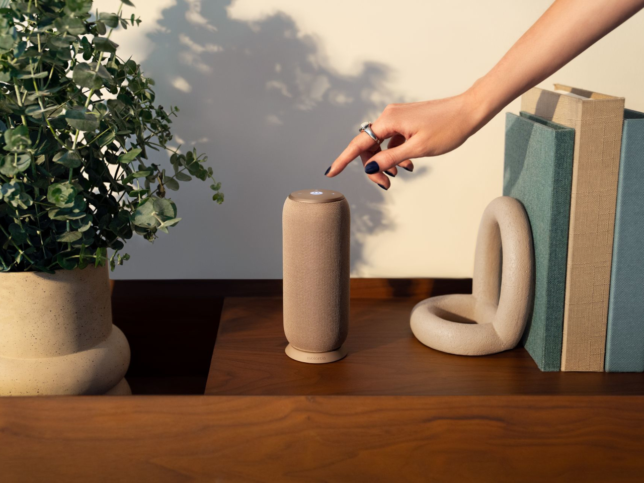 مكبر صوت Bose-Tuned من Motorola يتبعك تلقائيًا من غرفة إلى أخرى